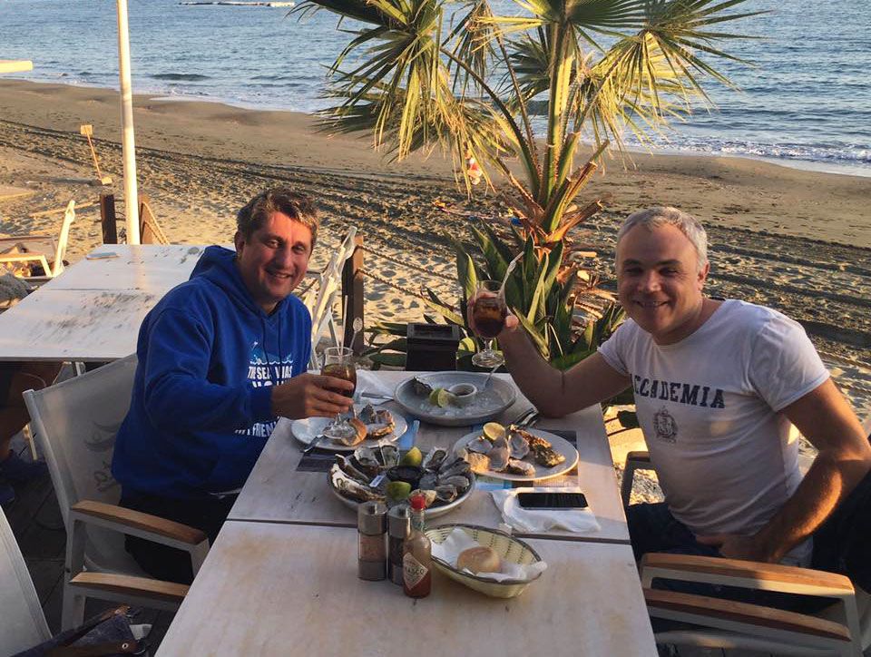 «Ну, за ЗЗиму!» — как-бы говорит нам Орловский (справа) этим свежим фото с солнечного Кипра.