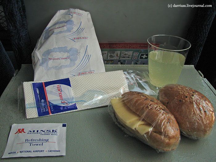Вот чем кормит «Белавиа» пассажиров на 2,5 часовом рейсе. Фото: darriuss.livejournal.com