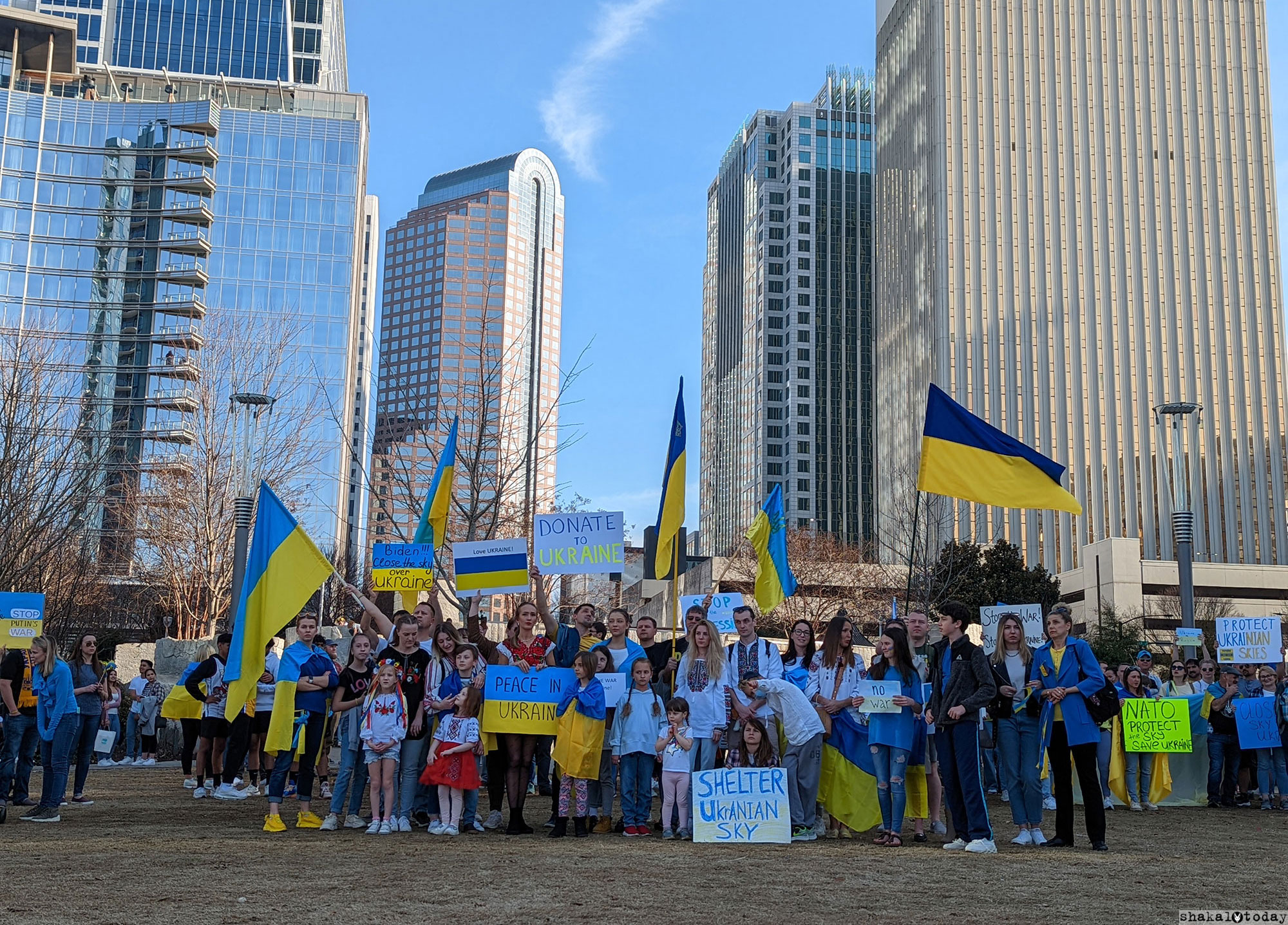 Жовто-блакитные в городе. Митинг в Шарлотт (США) в поддержку Украины