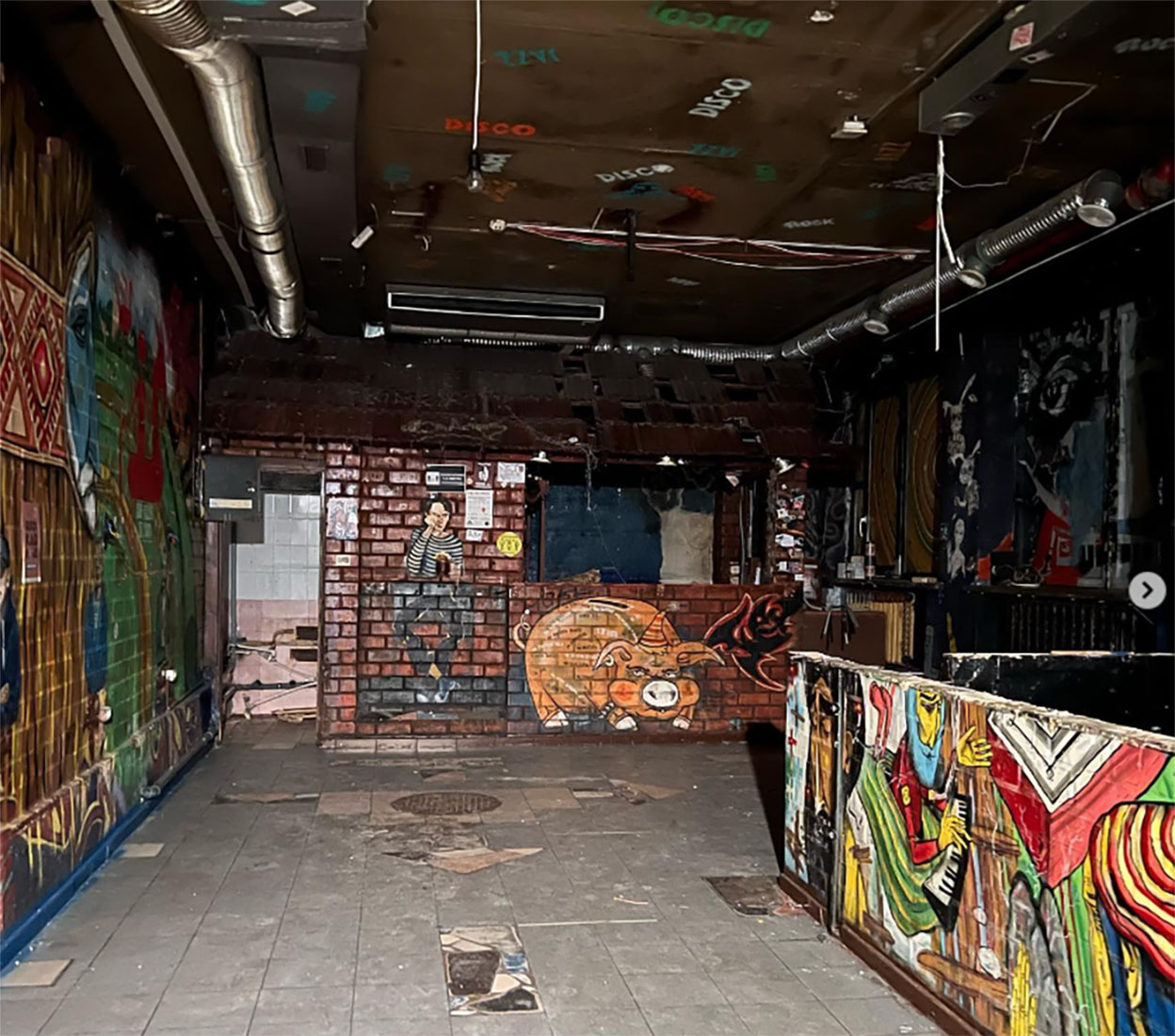 Закрытый и постепенно разрушающийся бар «Граффити» как символ андеграунда в Беларуси